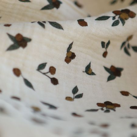 Hind - Double gaze de coton BIO écru motif exclusif baies coloris forêt Hind - Double gaze de coton BIO écru motif exclusif baies coloris forêt