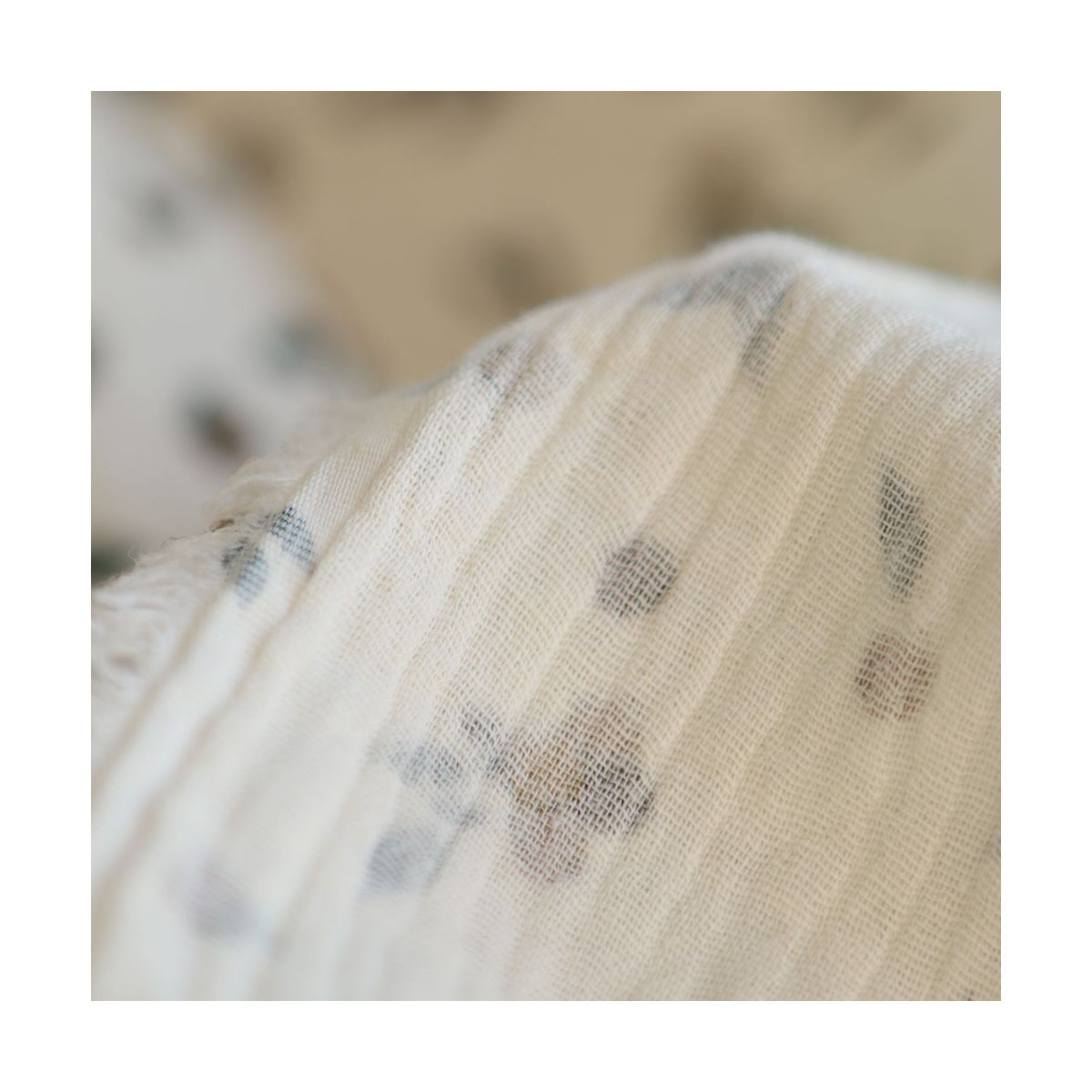 Hind - Double gaze de coton BIO écru motif exclusif baies coloris forêt Hind - Double gaze de coton BIO écru motif exclusif baies coloris forêt