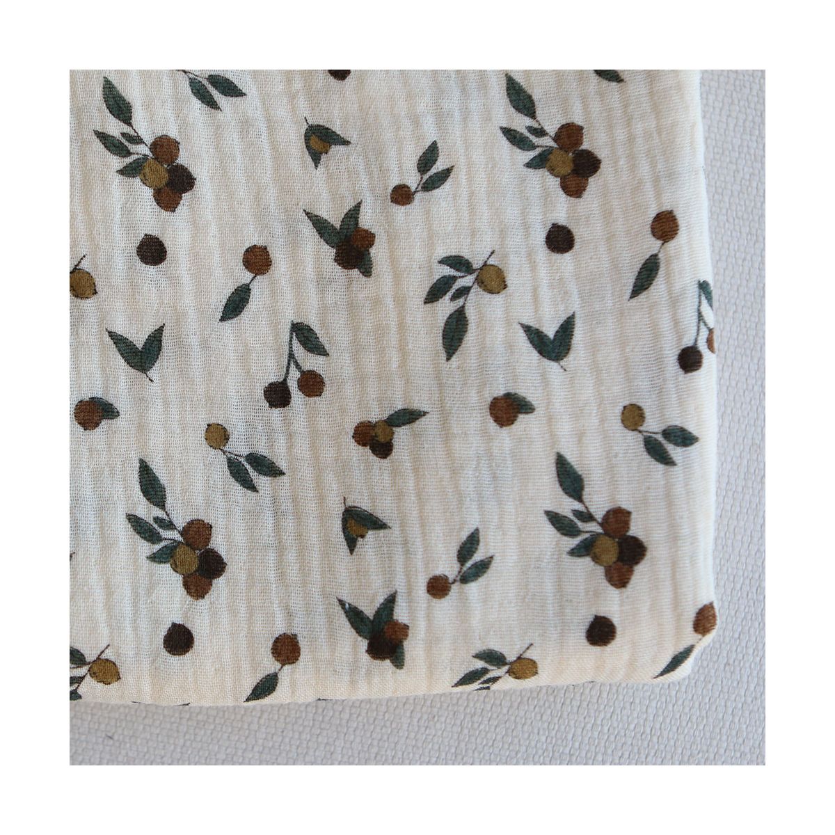 Hind - Double gaze de coton BIO écru motif exclusif baies coloris forêt Hind - Double gaze de coton BIO écru motif exclusif baies coloris forêt