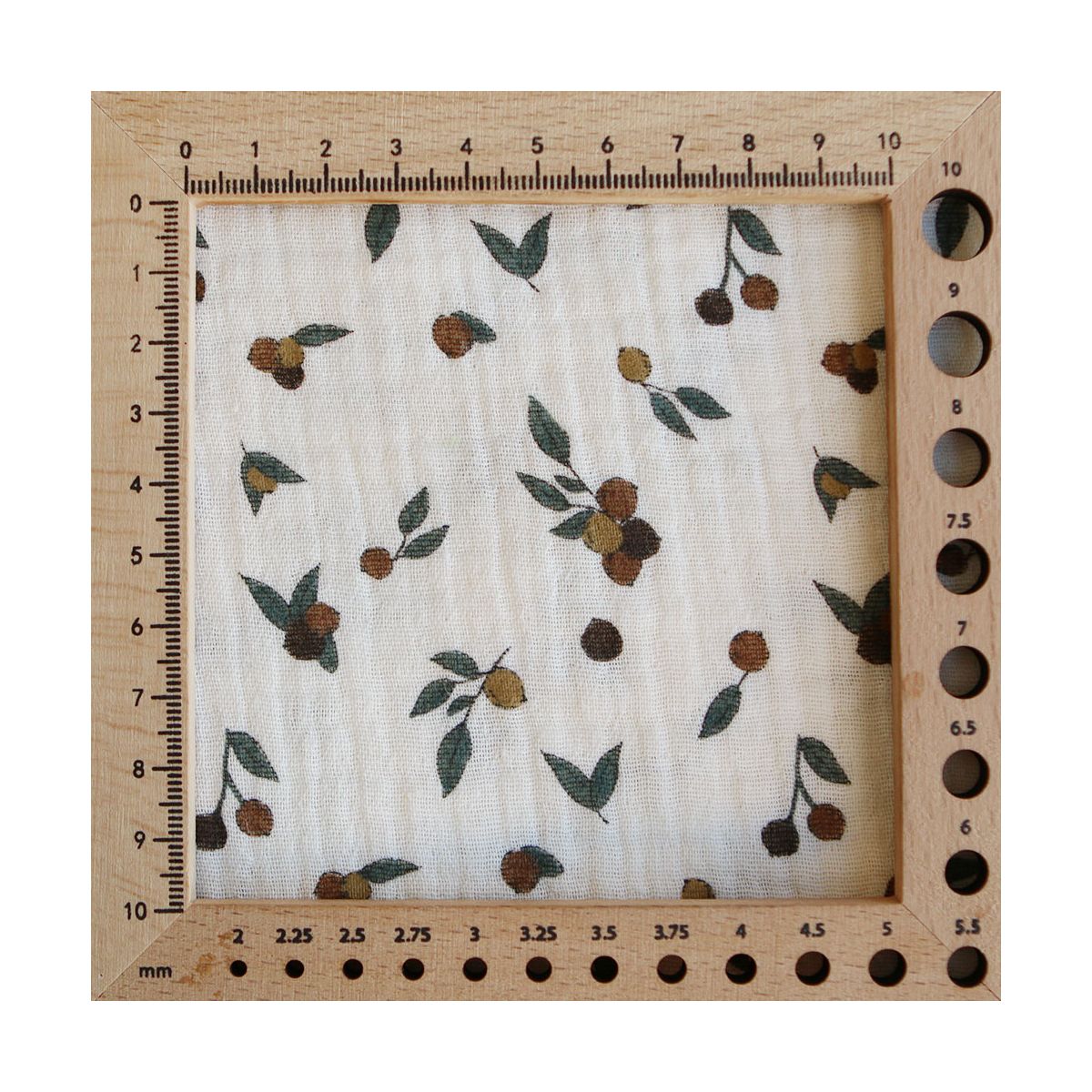 Hind - Double gaze de coton BIO écru motif exclusif baies coloris forêt Hind - Double gaze de coton BIO écru motif exclusif baies coloris forêt