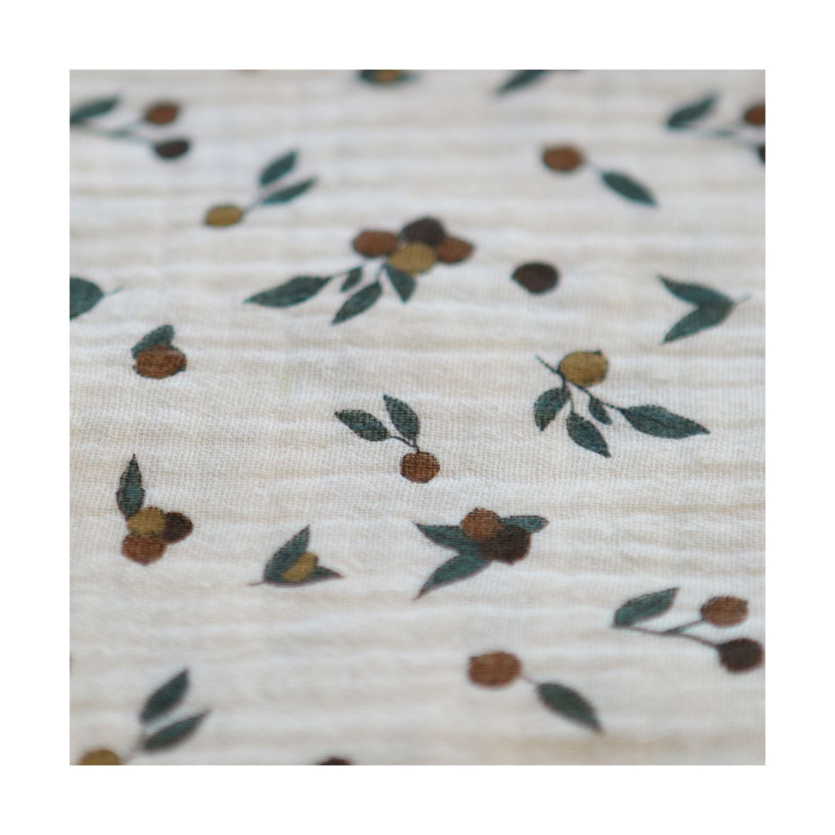 Hind - Double gaze de coton BIO écru motif exclusif baies coloris forêt Hind - Double gaze de coton BIO écru motif exclusif baies coloris forêt