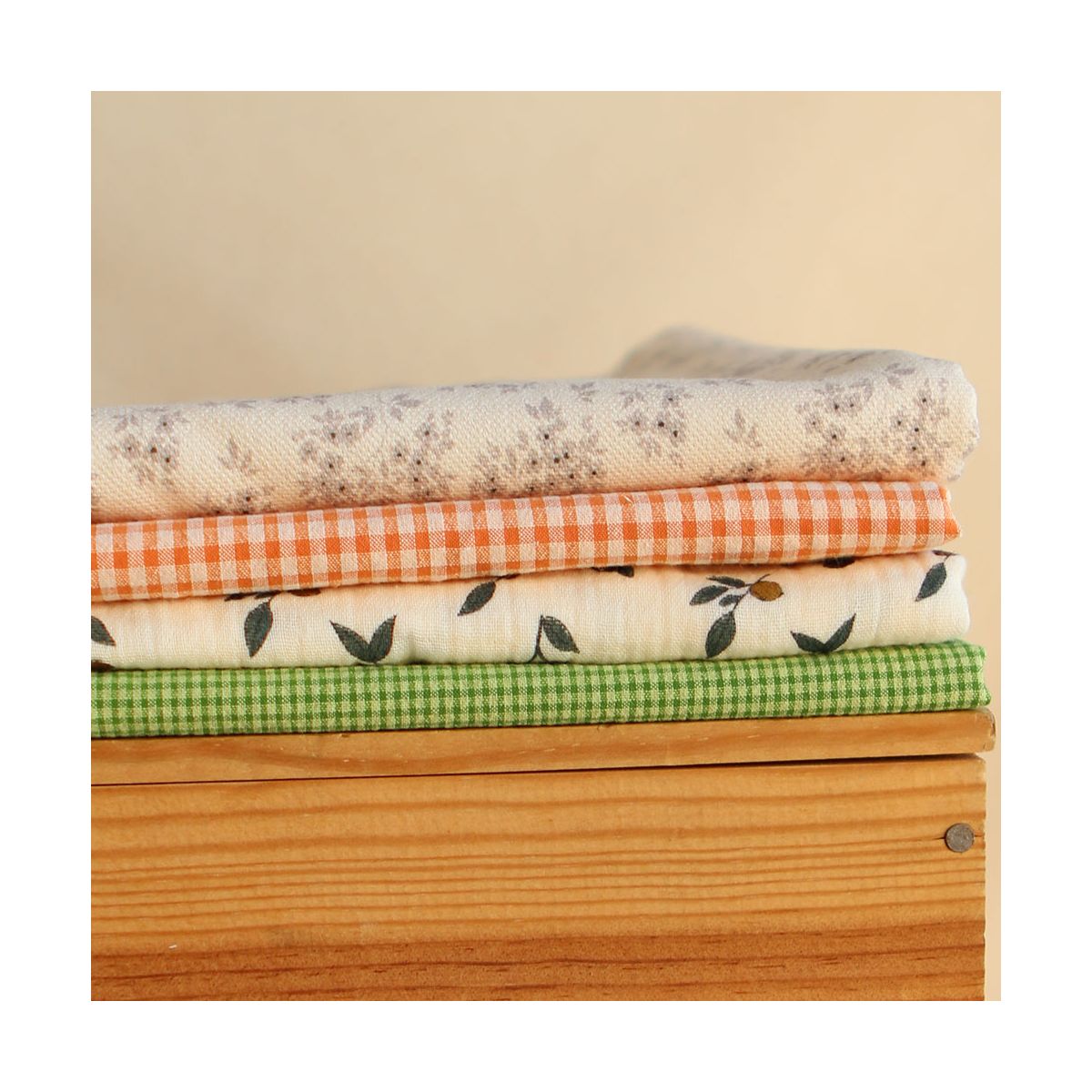 Hind - Double gaze de coton BIO écru motif exclusif baies coloris forêt Hind - Double gaze de coton BIO écru motif exclusif baies coloris forêt
