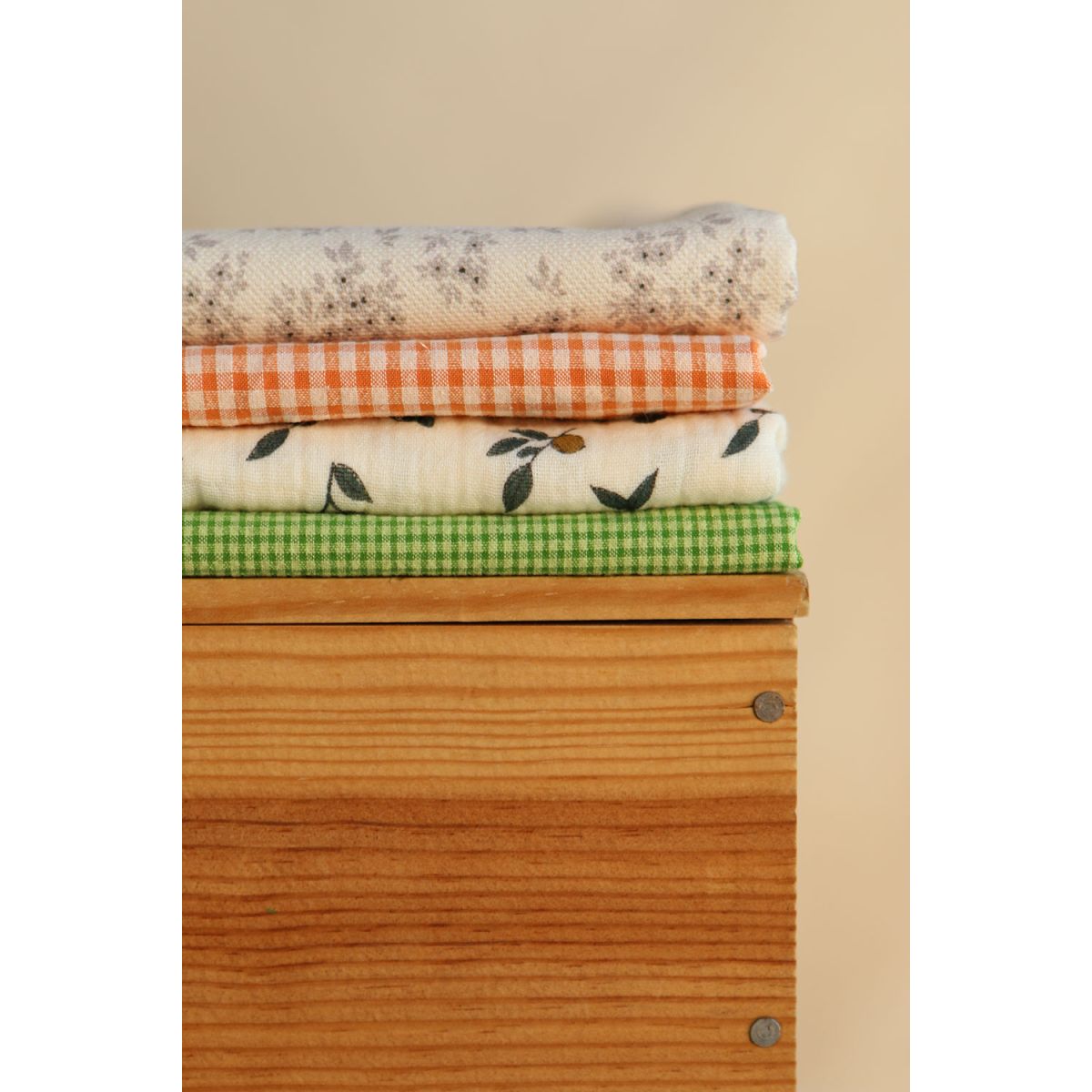 Hind - Double gaze de coton BIO écru motif exclusif baies coloris forêt Hind - Double gaze de coton BIO écru motif exclusif baies coloris forêt