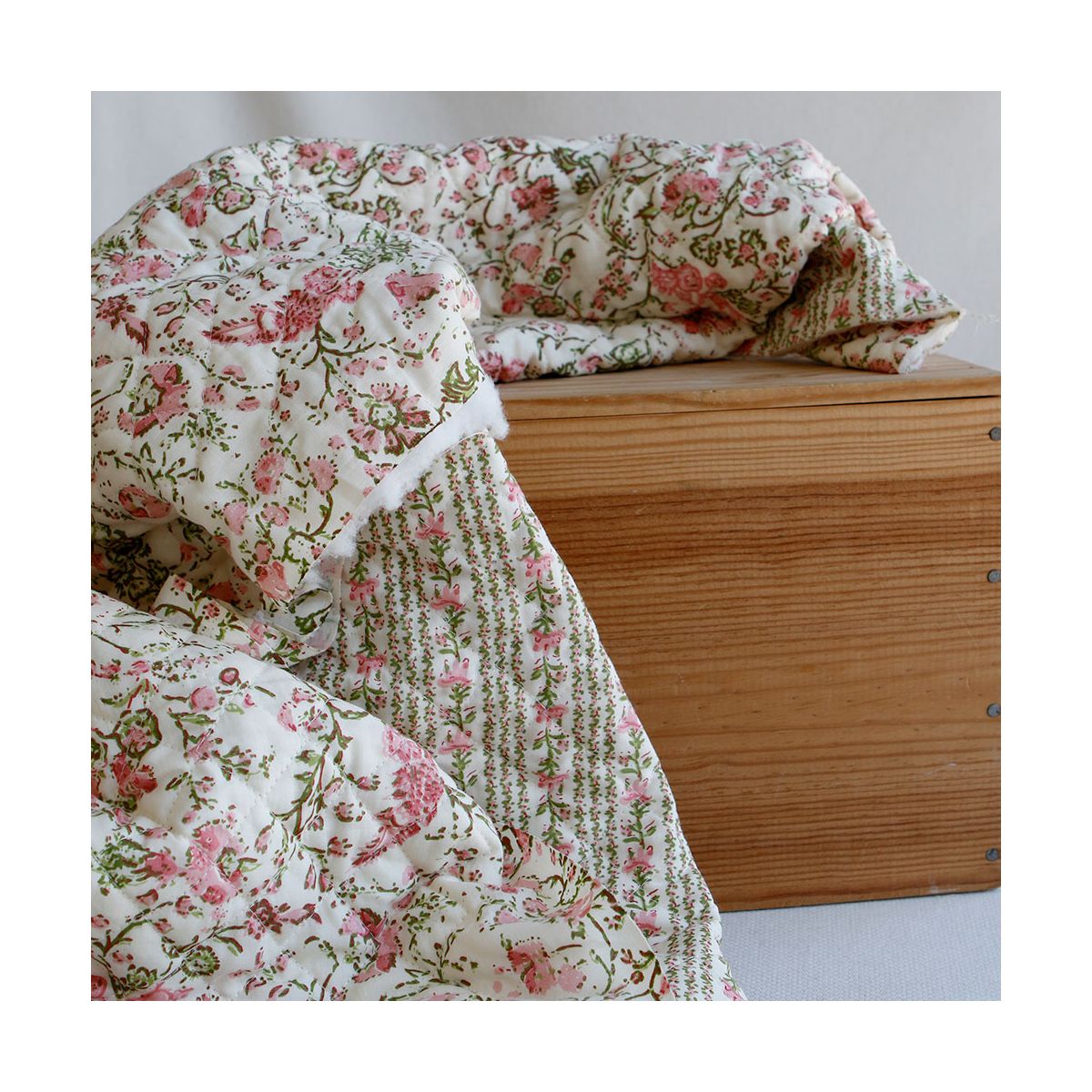 Karishma rose - Tissu indien matelassé double face coton hand block largeur 100cm Karishma rose - Tissu indien matelassé double face coton hand block largeur 100cm
