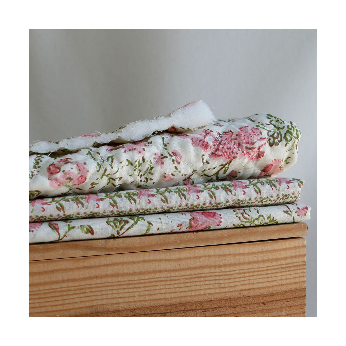 Karishma rose - Tissu indien matelassé double face coton hand block largeur 100cm Karishma rose - Tissu indien matelassé double face coton hand block largeur 100cm