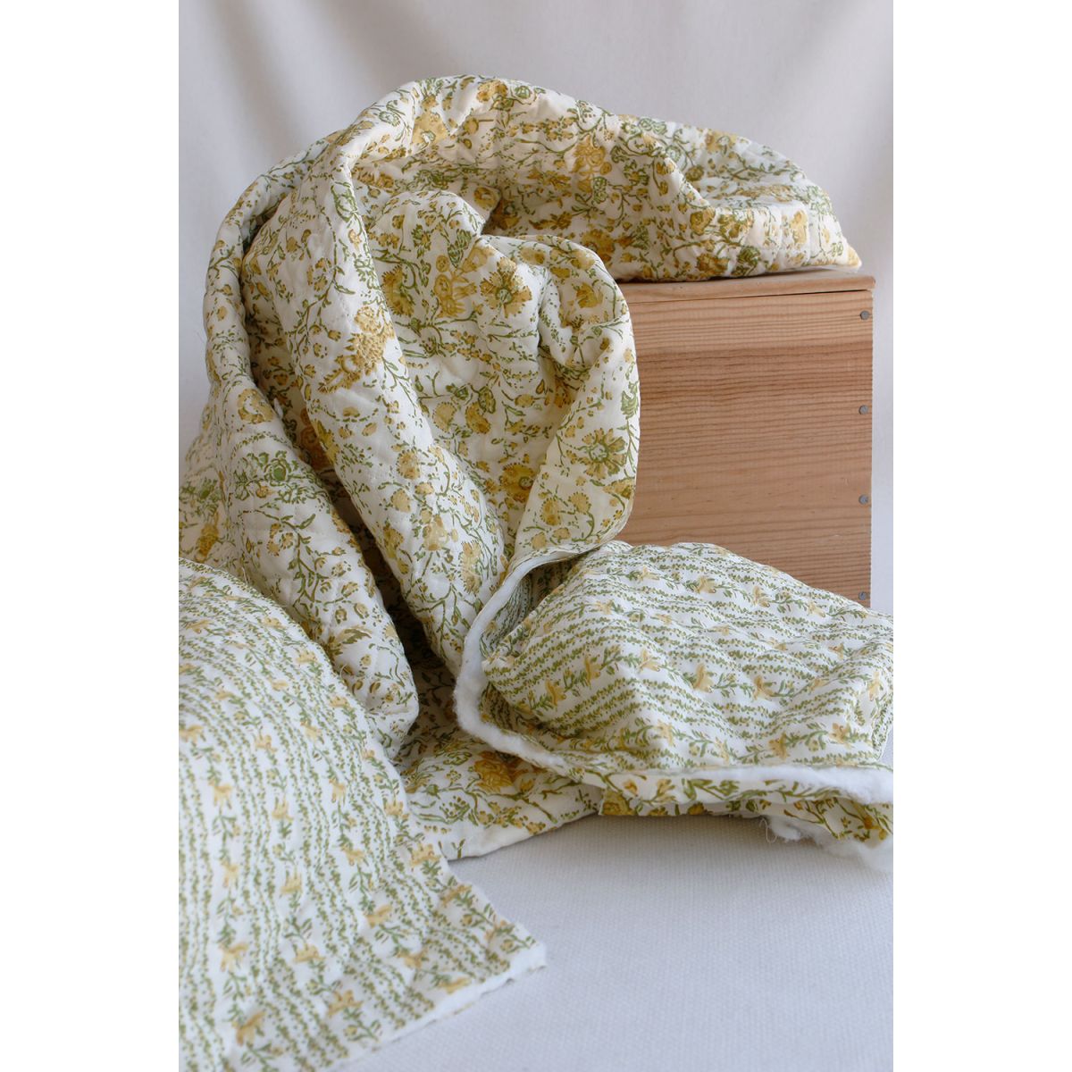 Karishma jaune - Tissu indien matelassé double face coton hand block largeur 100cm Karishma jaune - Tissu indien matelassé double face coton hand block largeur 100cm