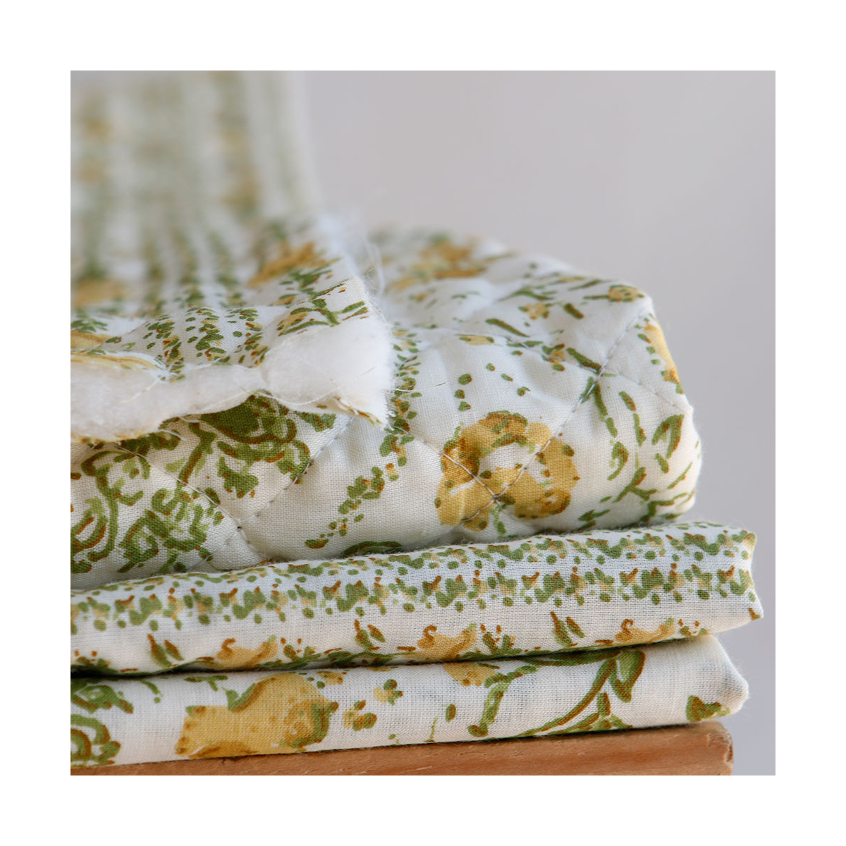 Karishma jaune - Tissu indien coton hand block floral jaune moutarde et vert sur fond écru