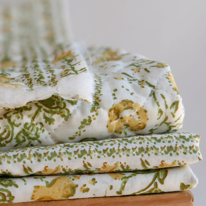 Karishma jaune - Tissu indien coton hand block floral jaune moutarde et vert sur fond écru