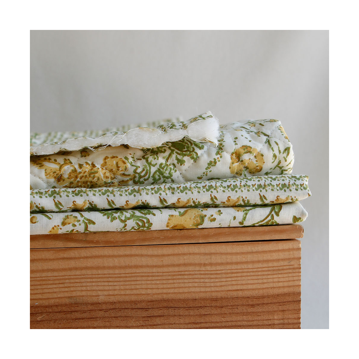 Karishma jaune - Tissu indien coton hand block floral jaune moutarde et vert sur fond écru
