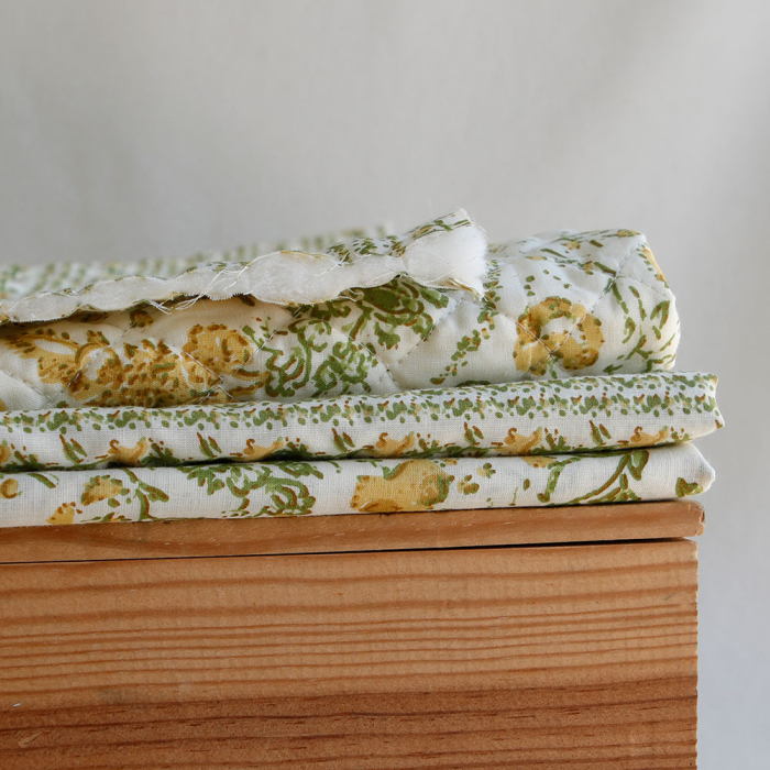 Karishma jaune - Tissu indien coton hand block floral jaune moutarde et vert sur fond écru
