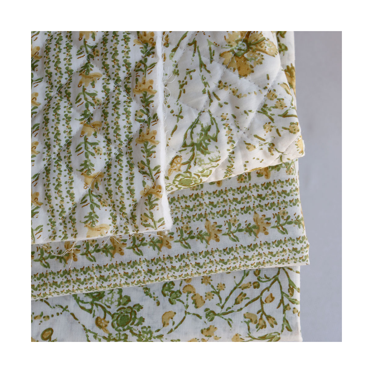 Karishma jaune - Tissu indien coton hand block floral jaune moutarde et vert sur fond écru