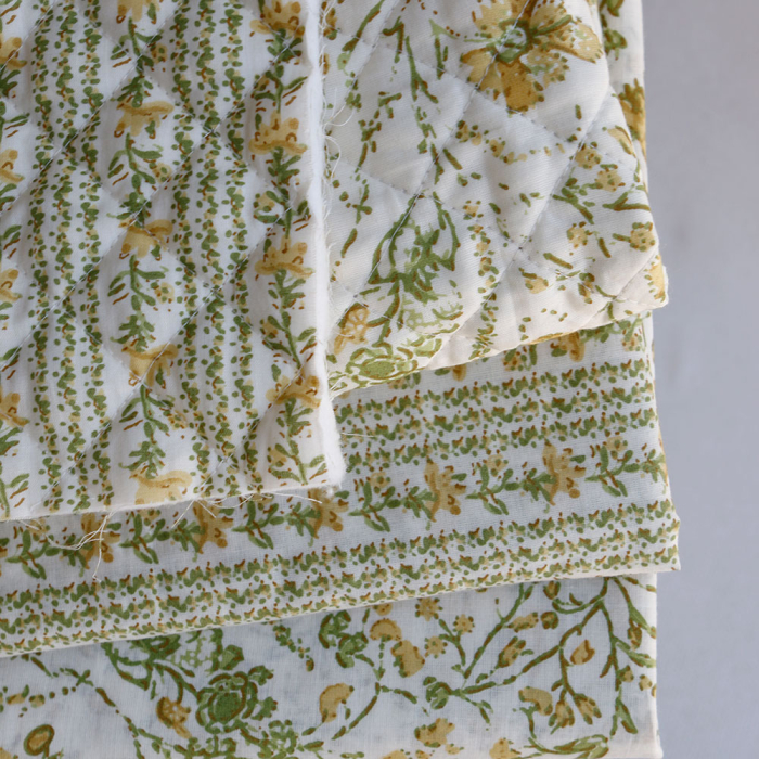 Karishma jaune - Tissu indien coton hand block floral jaune moutarde et vert sur fond écru
