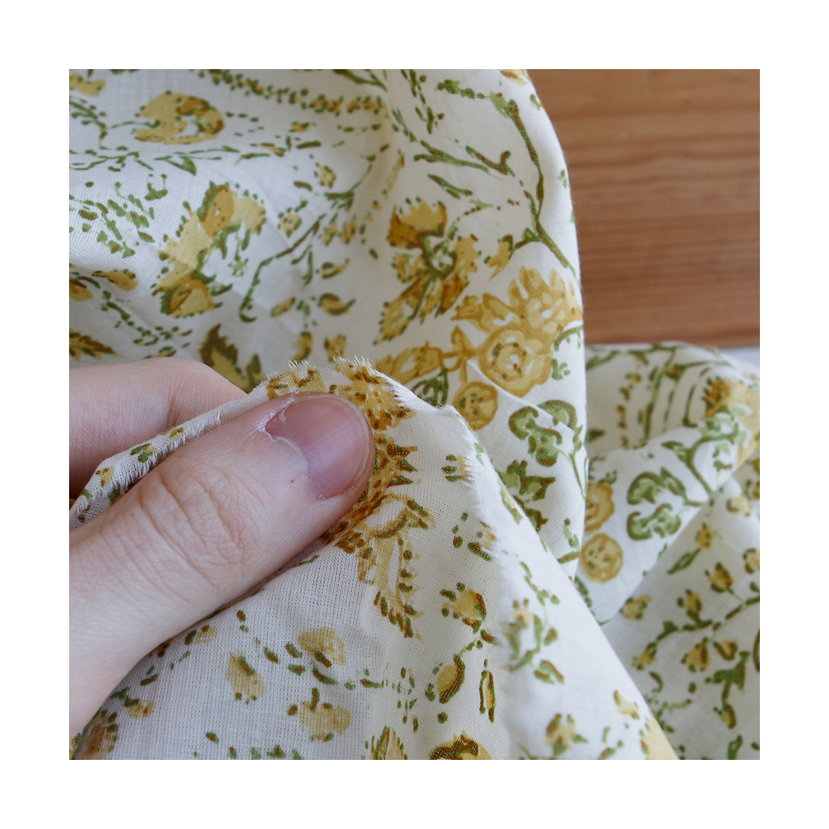 Karishma jaune - Tissu indien coton hand block floral jaune moutarde et vert sur fond écru