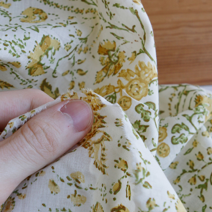 Karishma jaune - Tissu indien coton hand block floral jaune moutarde et vert sur fond écru