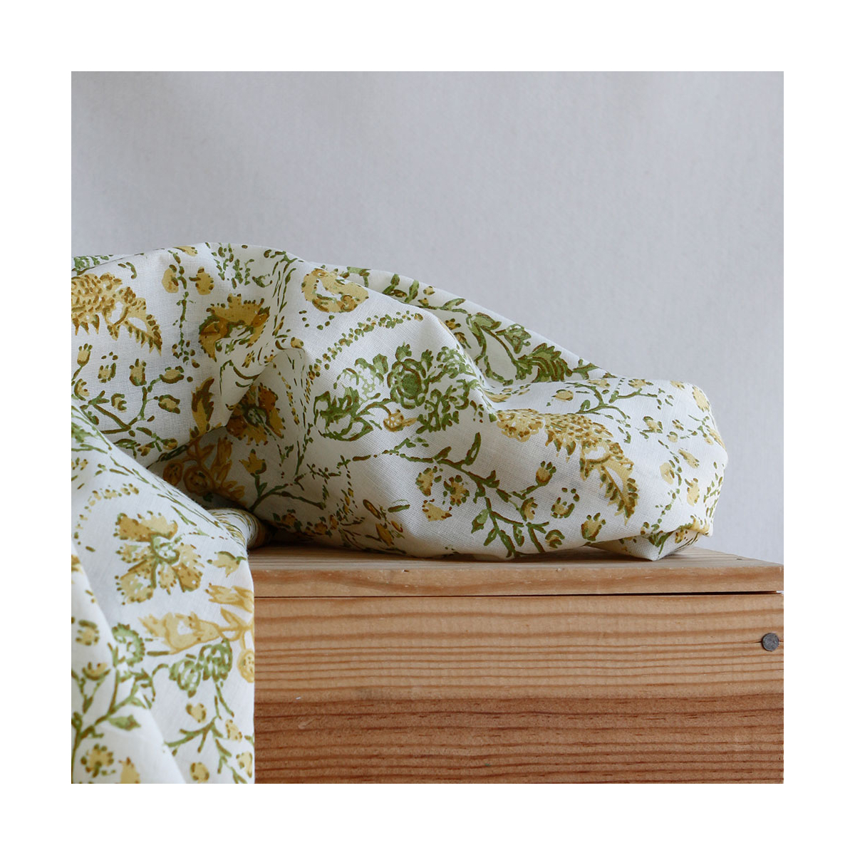 Karishma jaune - Tissu indien coton hand block floral jaune moutarde et vert sur fond écru