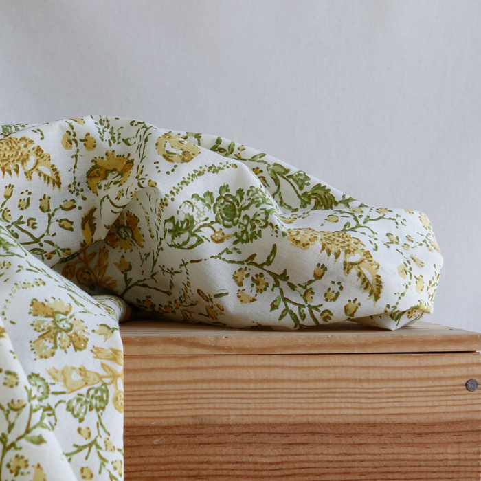 Karishma jaune - Tissu indien coton hand block floral jaune moutarde et vert sur fond écru