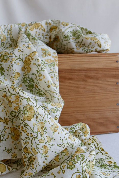 Karishma jaune - Tissu indien coton hand block floral jaune moutarde et vert sur fond écru