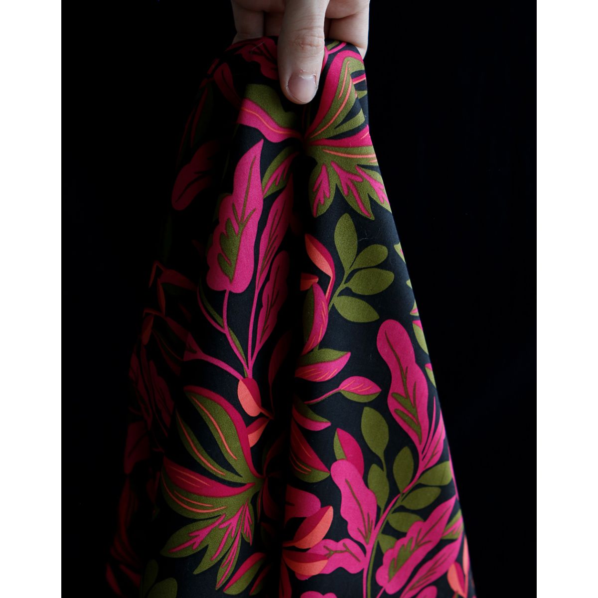 Nerida - Coton satiné Nerida Hansen à imprimé fleuri noir et fuschia Nerida - Coton satiné Nerida Hansen à imprimé fleuri noir et fuschia