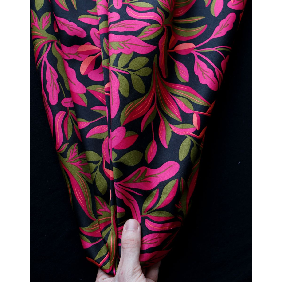 Nerida - Coton satiné Nerida Hansen à imprimé fleuri noir et fuschia Nerida - Coton satiné Nerida Hansen à imprimé fleuri noir et fuschia