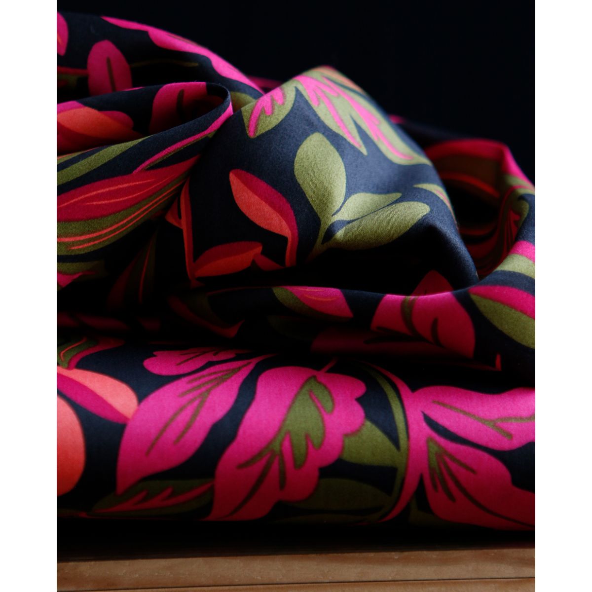 Nerida - Coton satiné Nerida Hansen à imprimé fleuri noir et fuschia Nerida - Coton satiné Nerida Hansen à imprimé fleuri noir et fuschia