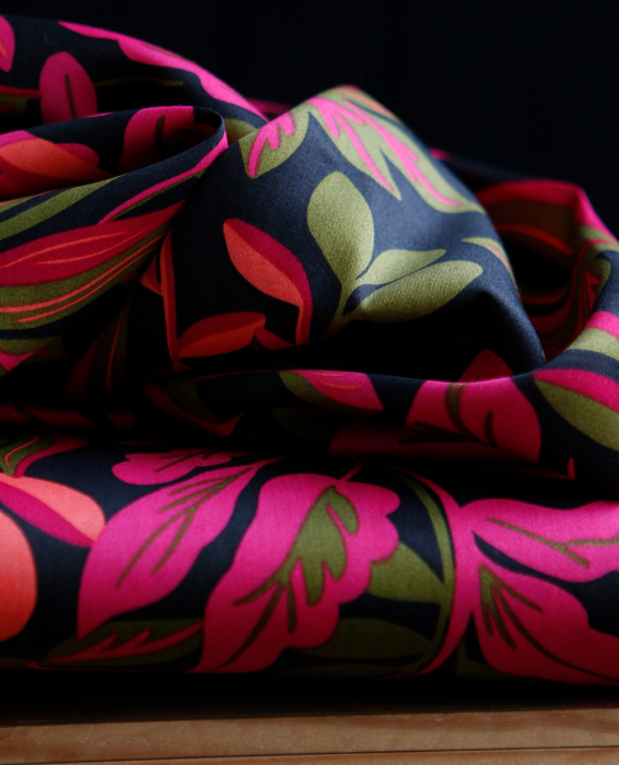 Nerida - Coton satiné Nerida Hansen à imprimé fleuri noir et fuschia