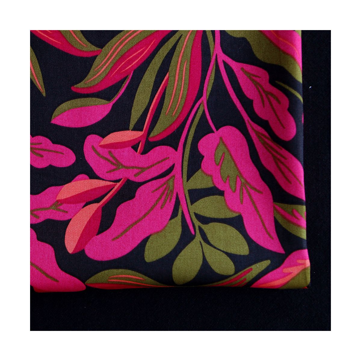 Nerida - Coton satiné Nerida Hansen à imprimé fleuri noir et fuschia Nerida - Coton satiné Nerida Hansen à imprimé fleuri noir et fuschia