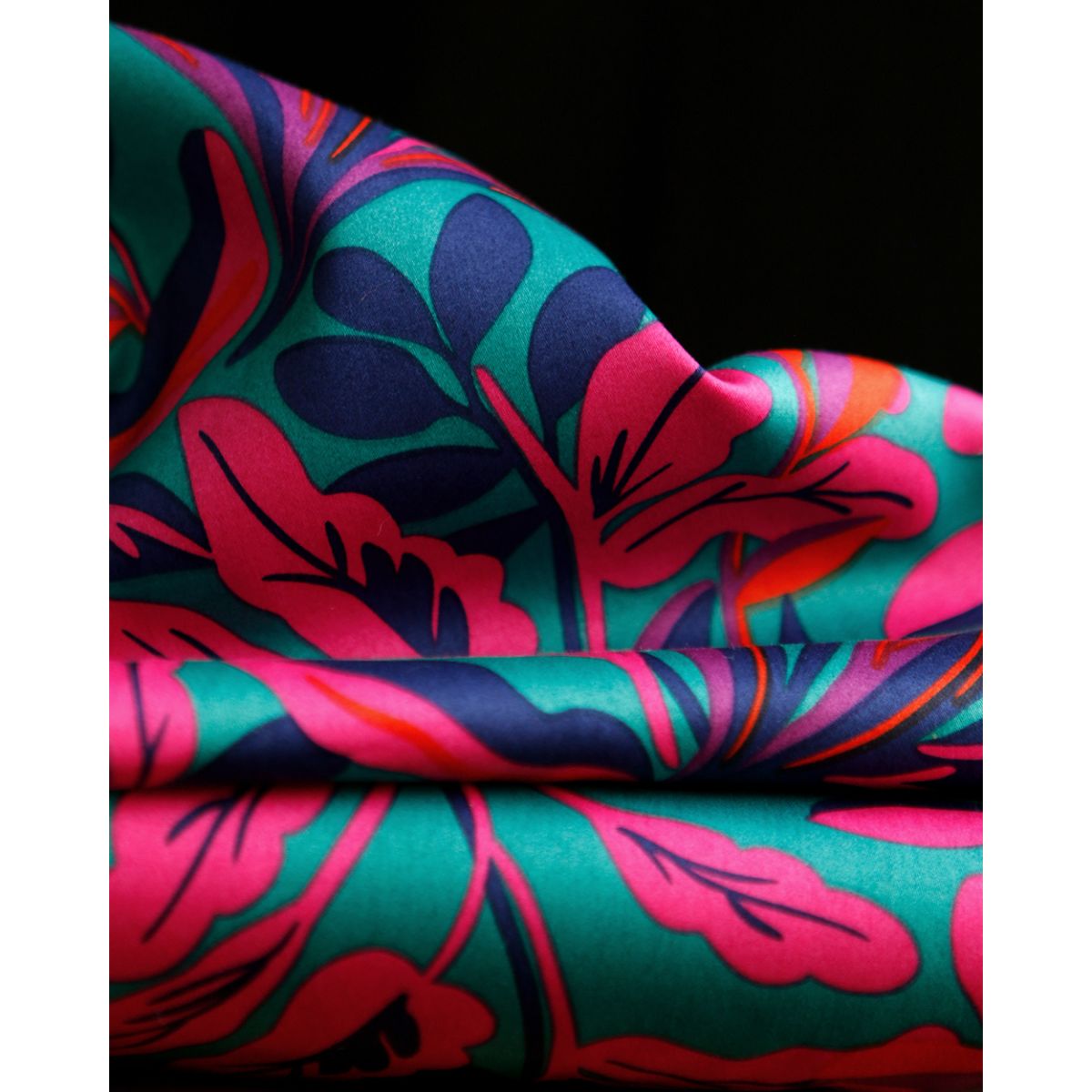Nerida - Coton satiné Nerida Hansen à imprimé fleuri pétrole et fuschia Nerida - Coton satiné Nerida Hansen à imprimé fleuri pétrole et fuschia