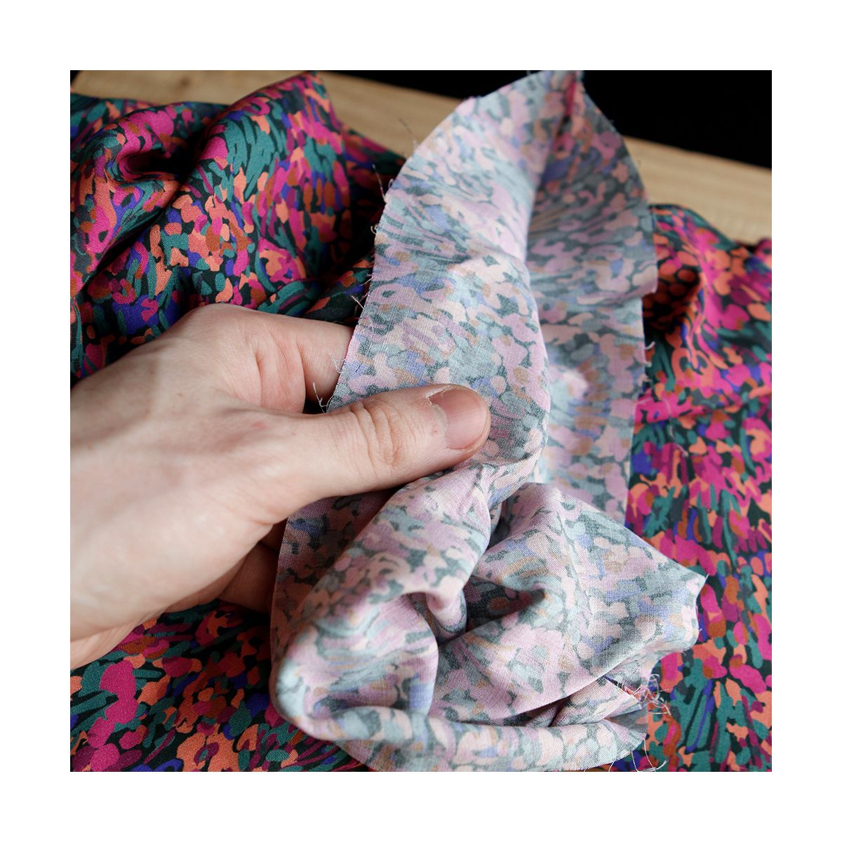 Aline - Viscose Ecovero Nerida Hansen imprimé abstrait coloré Aline - Viscose Ecovero Nerida Hansen imprimé abstrait coloré