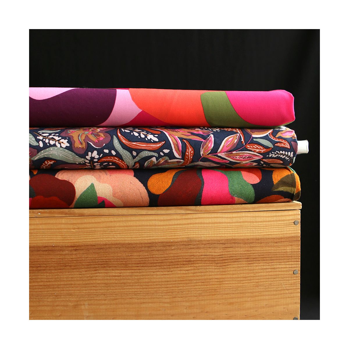 Abiva - Viscose imprimé graphique et fleuri fuschia Abiva - Viscose imprimé graphique et fleuri fuschia