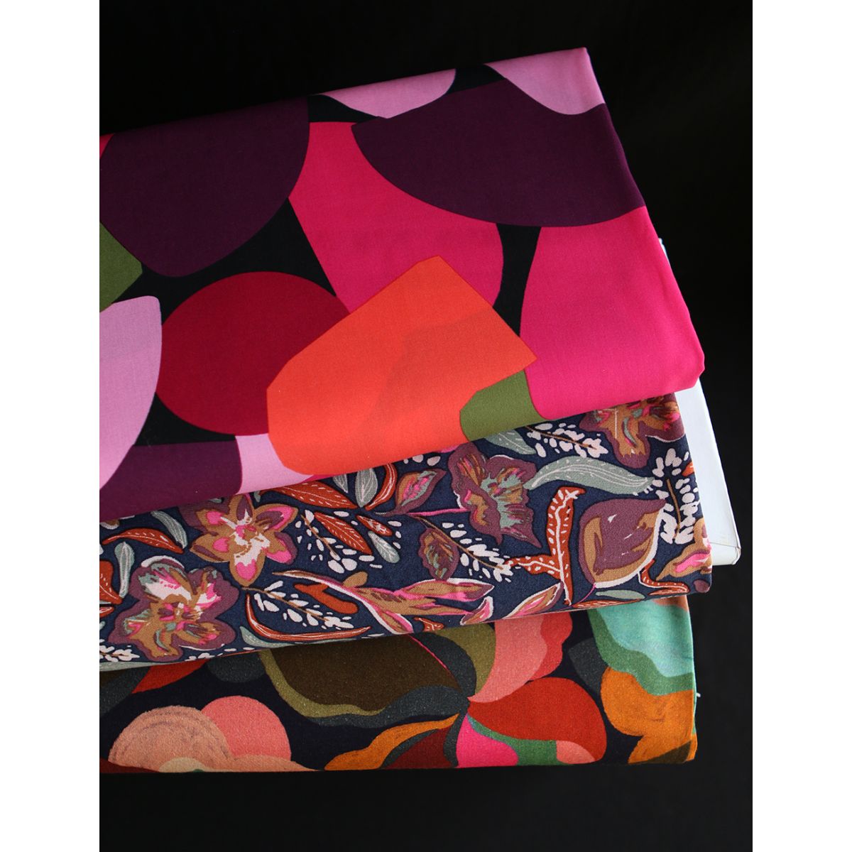 Abiva - Viscose imprimé graphique et fleuri fuschia Abiva - Viscose imprimé graphique et fleuri fuschia