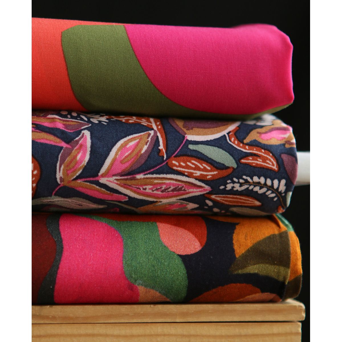 Abiva - Viscose imprimé graphique et fleuri fuschia Abiva - Viscose imprimé graphique et fleuri fuschia