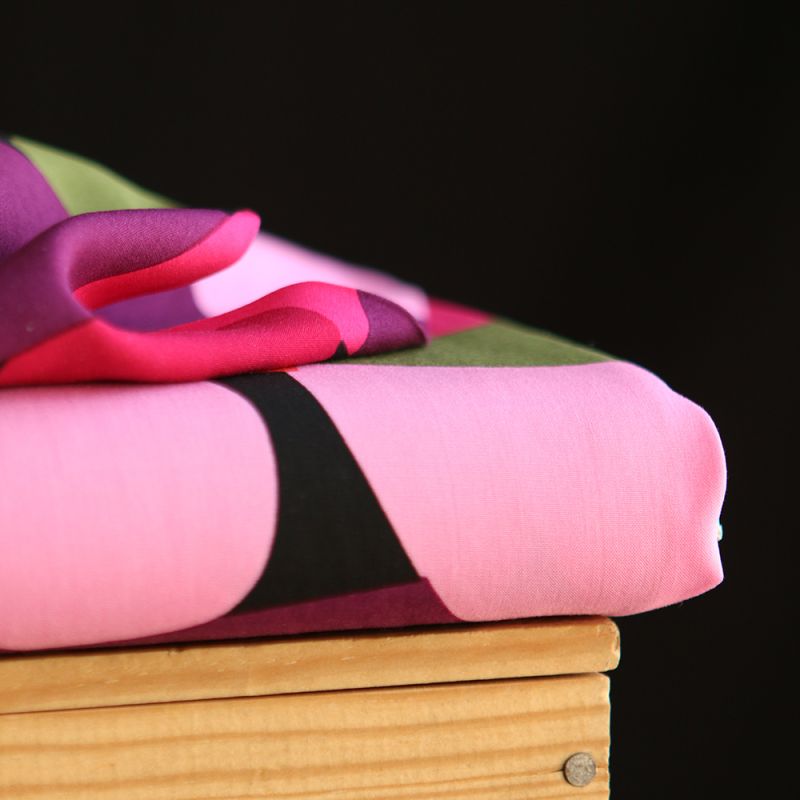 Fabiola - Viscose Ecovero imprimé graphique rose