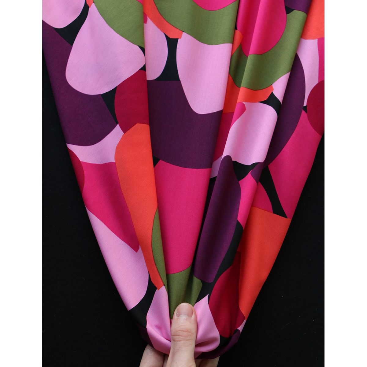 Fabiola - Viscose Ecovero imprimé graphique rose Fabiola - Viscose Ecovero imprimé graphique rose