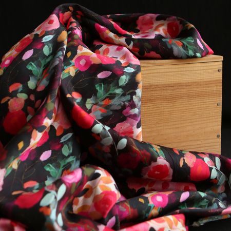 Lucia - Viscose satinée imprimé fleuri noir et fuschia Lucia - Viscose satinée imprimé fleuri noir et fuschia