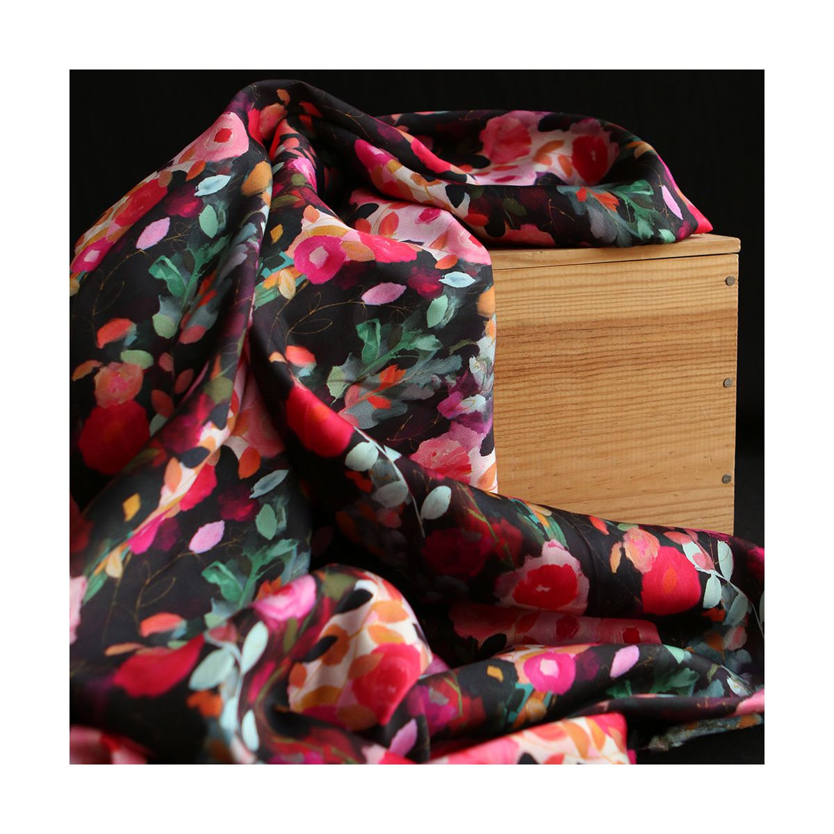 Lucia - Viscose satinée imprimé fleuri noir et fuschia Lucia - Viscose satinée imprimé fleuri noir et fuschia