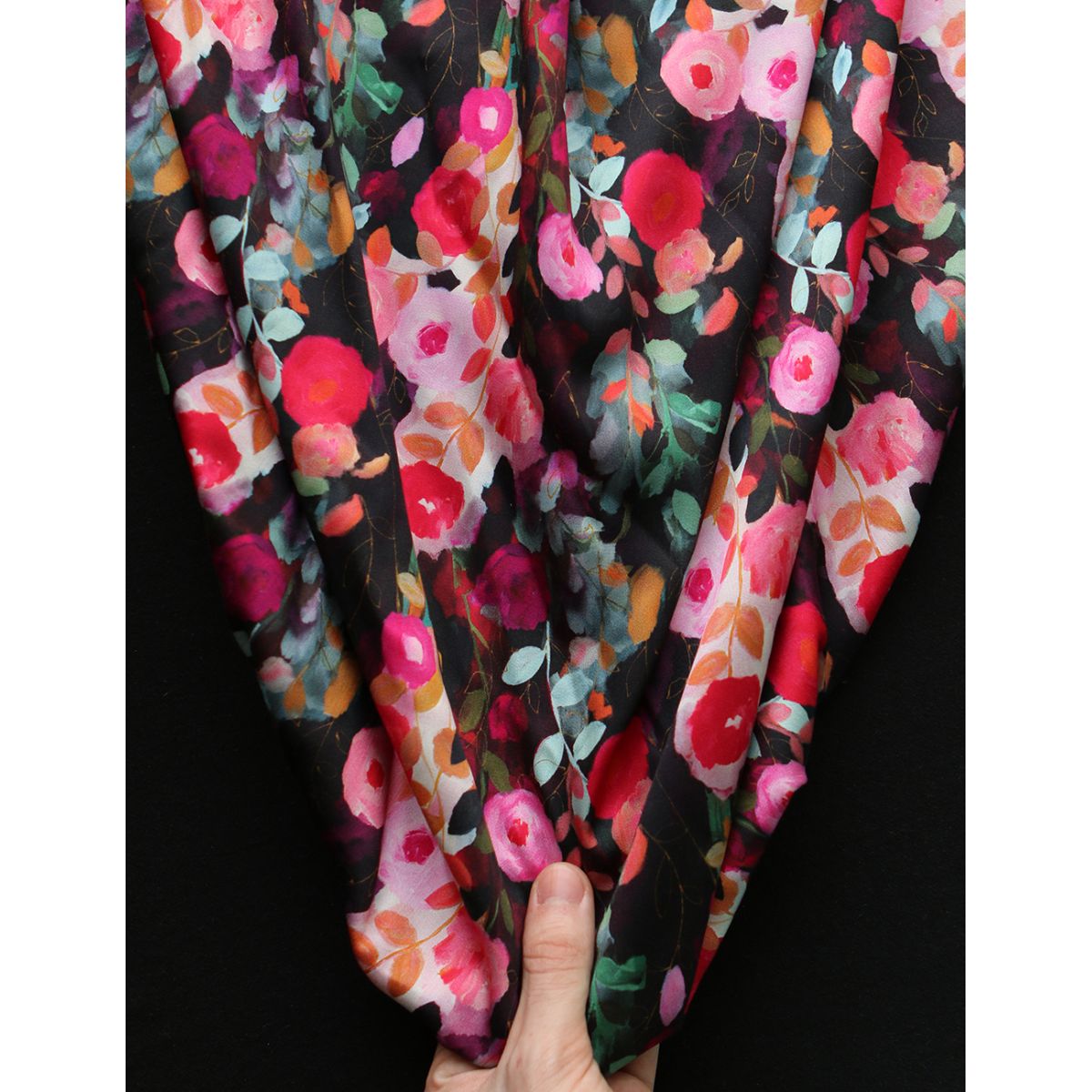 Lucia - Viscose satinée imprimé fleuri noir et fuschia Lucia - Viscose satinée imprimé fleuri noir et fuschia