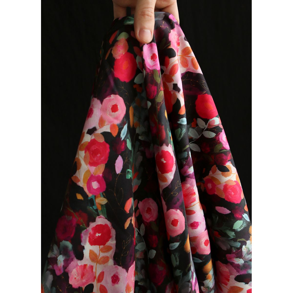 Lucia - Viscose satinée imprimé fleuri noir et fuschia Lucia - Viscose satinée imprimé fleuri noir et fuschia