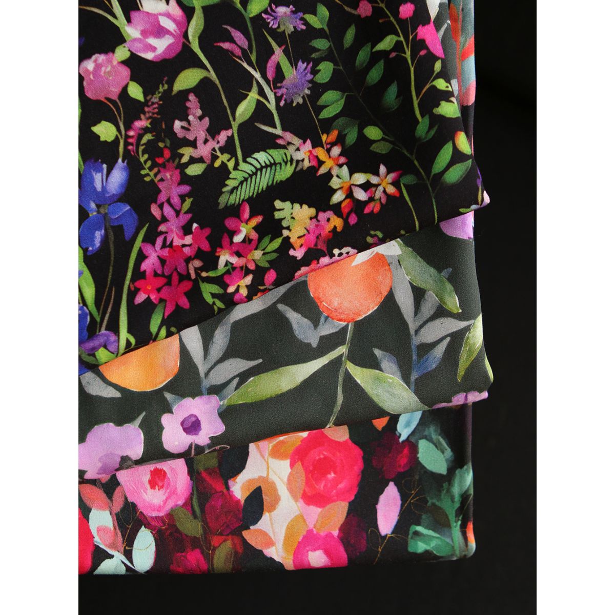 Lucia - Viscose satinée imprimé fleuri noir et fuschia Lucia - Viscose satinée imprimé fleuri noir et fuschia