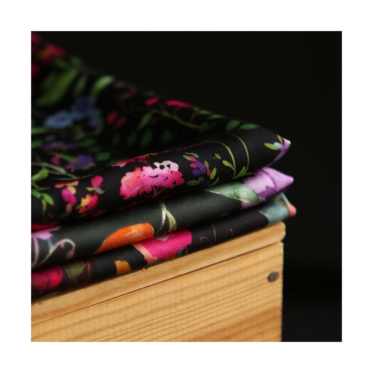 Lucia - Viscose satinée imprimé fleuri noir et fuschia Lucia - Viscose satinée imprimé fleuri noir et fuschia
