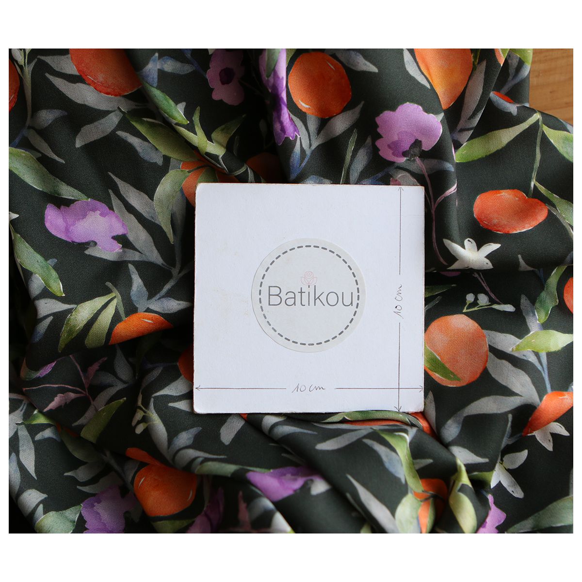 Neroli - Viscose satinée imprimé fleuri anthracite et orange Neroli - Viscose satinée imprimé fleuri anthracite et orange