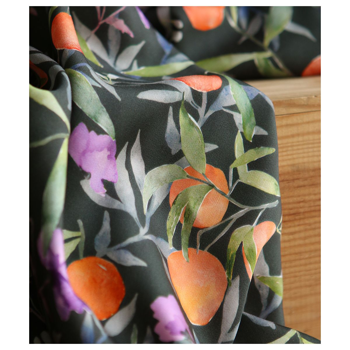 Neroli - Viscose satinée imprimé fleuri anthracite et orange Neroli - Viscose satinée imprimé fleuri anthracite et orange