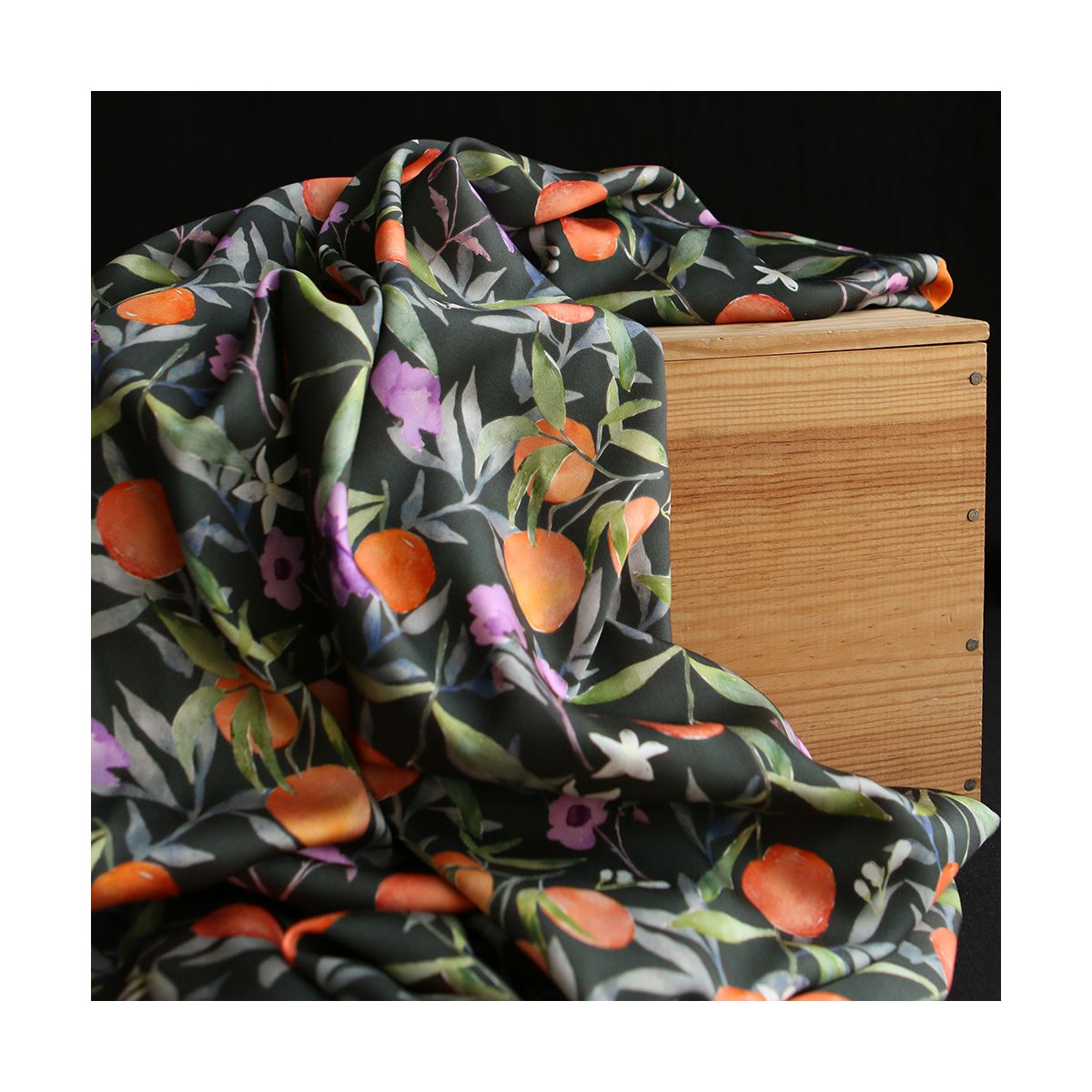 Neroli - Viscose satinée imprimé fleuri anthracite et orange Neroli - Viscose satinée imprimé fleuri anthracite et orange
