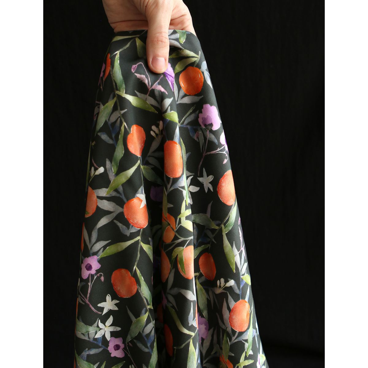 Neroli - Viscose satinée imprimé fleuri anthracite et orange Neroli - Viscose satinée imprimé fleuri anthracite et orange