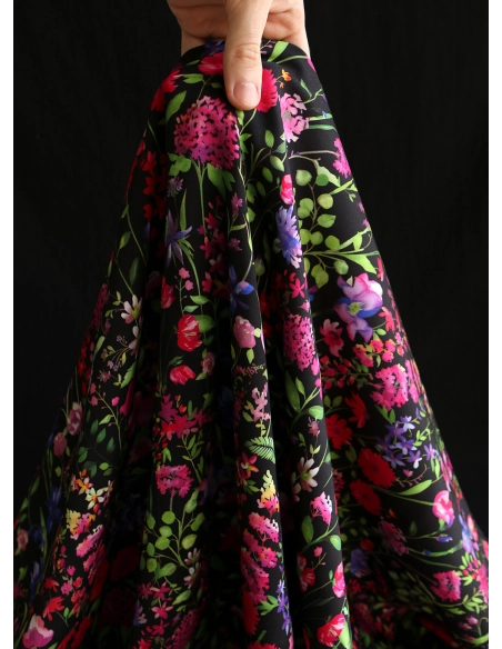 Neïla - Viscose satinée imprimé fleuri noir rose et rouge