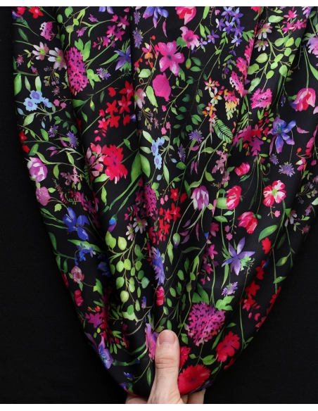 Neïla - Viscose satinée imprimé fleuri noir rose et rouge