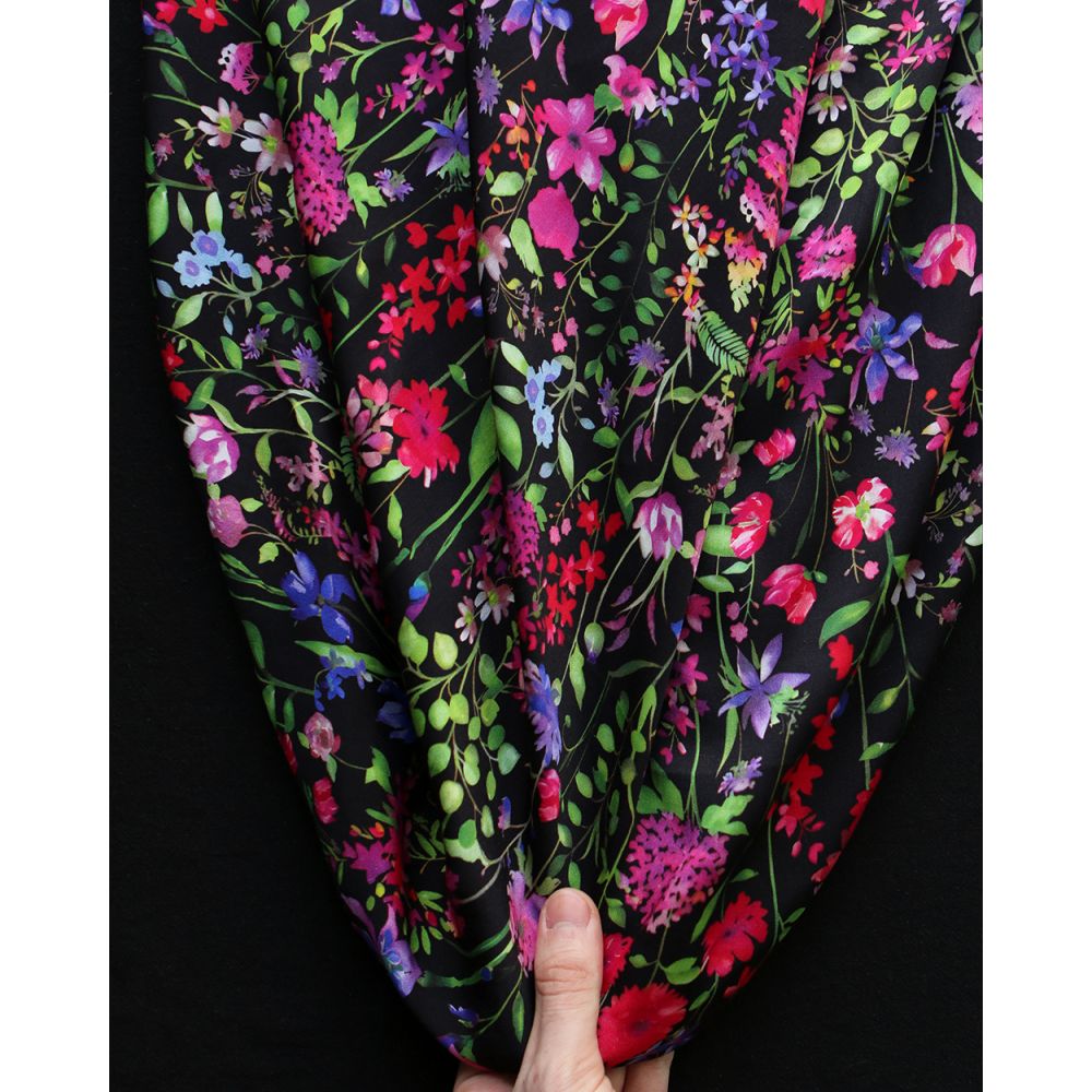 Neïla - Viscose satinée imprimé fleuri noir rose et rouge