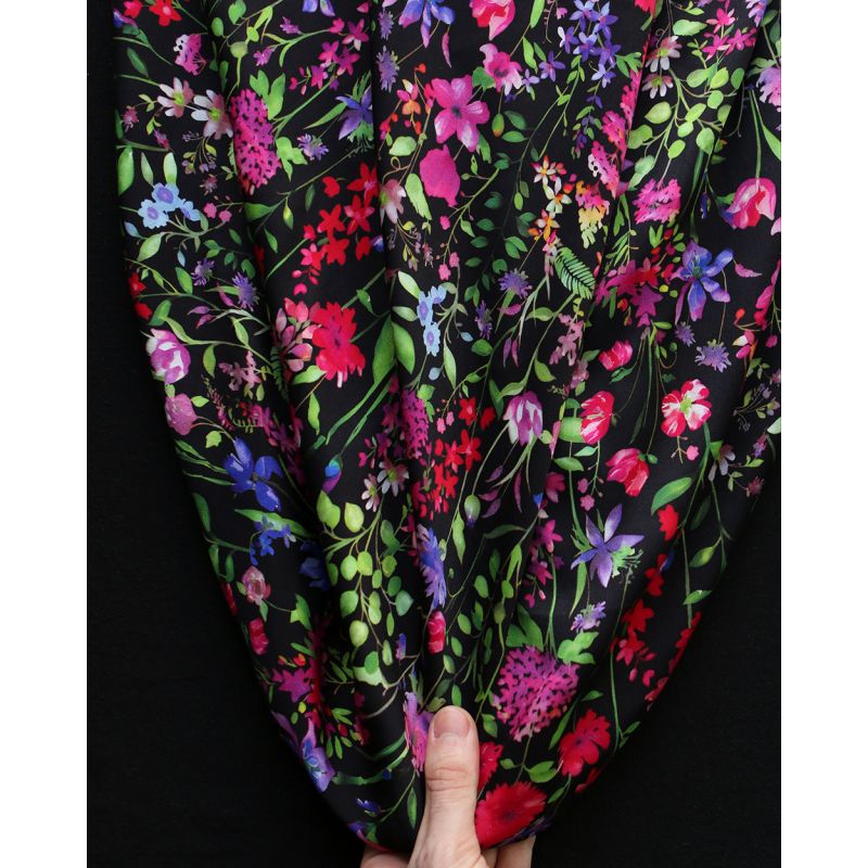 Neïla - Viscose satinée imprimé fleuri noir rose et rouge