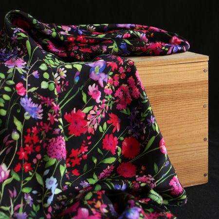 Neïla - Viscose satinée imprimé fleuri noir rose et rouge Neïla - Viscose satinée imprimé fleuri noir rose et rouge