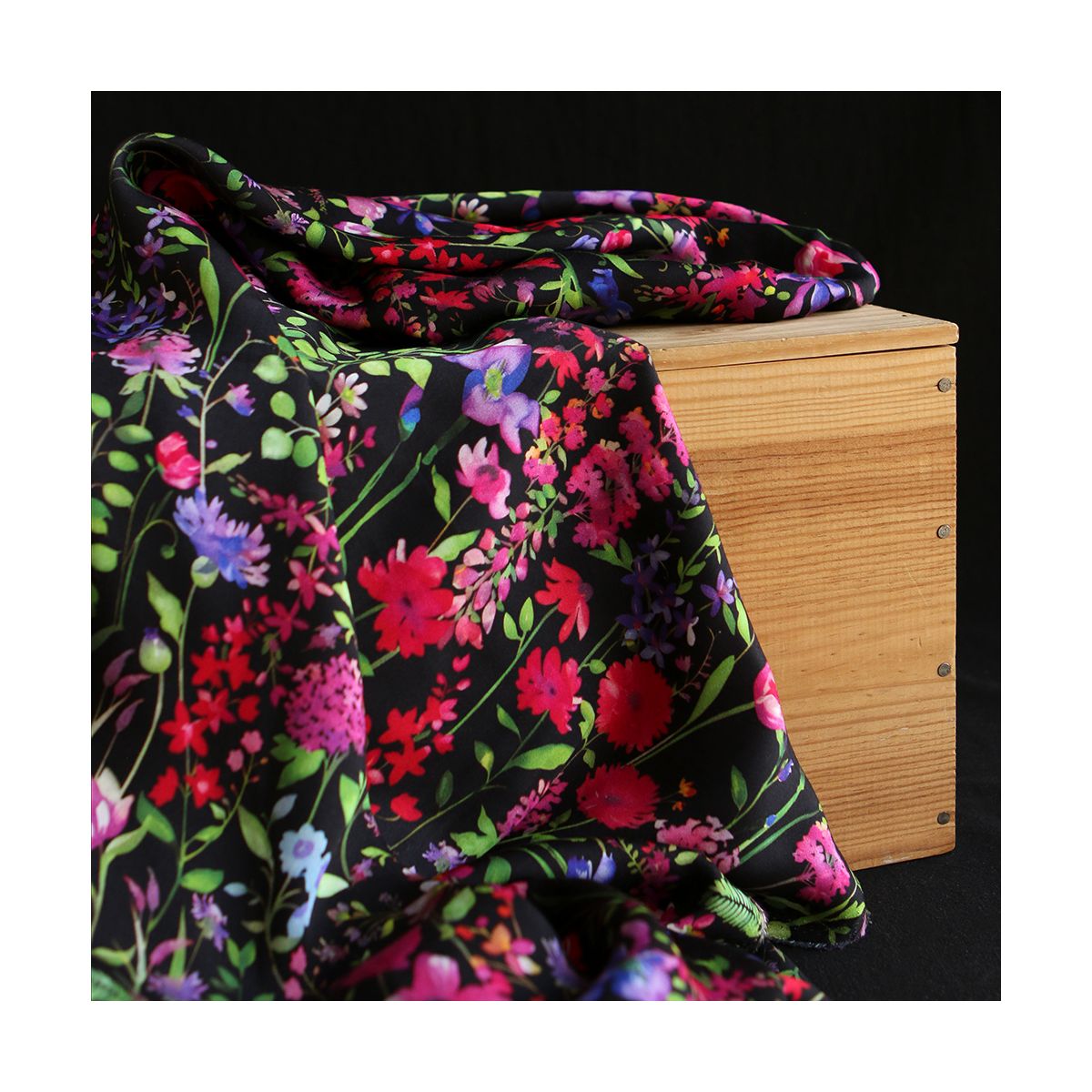 Neïla - Viscose satinée imprimé fleuri noir rose et rouge Neïla - Viscose satinée imprimé fleuri noir rose et rouge