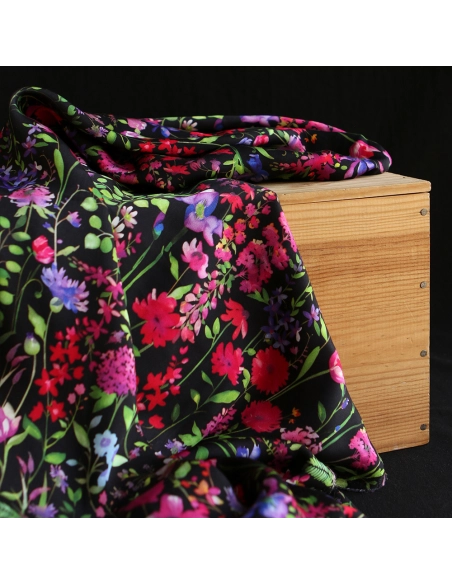 Neïla - Viscose satinée imprimé fleuri noir rose et rouge